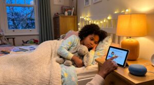 A bedtime mini story ritual is a short, repeatable story time that signals rest. In three to ten minutes, a calm voice and a consistent closing line help children settle faster and feel safe.