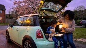 A mini story bedtime ritual is a short, repeatable storytelling routine. In three to seven minutes it cues sleep, builds comfort, and fits busy family nights. Simple, tactile, and delightfully effective.