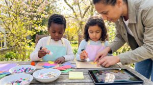 A glue stick for kids makes craft time neat and calm. It is twist-up, low-odor, and easy to hold. Read quick safety tips, good uses, and Storypie stories to inspire quiet play.