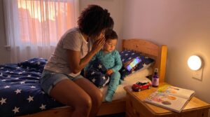 A bedtime mini story ritual is a short, predictable five-minute wind-down. Small, calm stories help children shift from play to rest. Over time the ritual supports sleep, emotional regulation, and early language development.