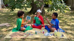Turn an ordinary afternoon into magic with the weekend imagination hero challenge. In 30 to 90 minutes, children name a hero, pick a power and a funny flaw, craft a look, and record a short narration.