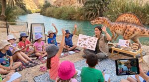 Spinosaurus aegyptiacus facts mix mystery and river-hunting power. This long, low dinosaur lived 95–100 million years ago. New fossils revived its story and revealed a fish-eating, semi-aquatic giant loved by kids and families.