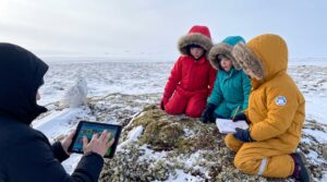Bright and round-eyed, the Snowy Owl is Bubo scandiacus. This family-friendly guide covers where they live, how they stay warm, what they eat, breeding, irruptions, conservation and safe watching tips for families.