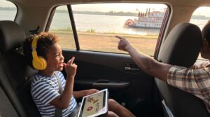 Introduce children to jazz music for kids with short listening rituals, simple instrument games, tiny crafts, and safe concert tips. This friendly guide offers quick activities and artist names to spark curiosity and listening skills.