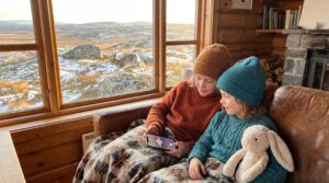 Friendly, family-ready Arctic hare facts. Learn where these hares live, what they eat, how they stay warm, and how families can safely explore their tracks and signs. Cozy curiosity for kids and grown-ups.