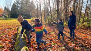 A warm, practical guide to playing outside with kids. Learn why outdoor play builds strength, eases the mind and sparks creativity. Quick checklists, season tips and a simple leaf hunt to try tonight.